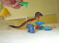  17-dinosaur-fight.jpg 